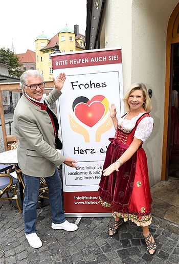   Eva Hochreiter (Gastronomin), Verena Kerth (Moderatorin)  (Bild li.) bei der "Red Wiesn" im Hochreiters Steirer am Markt Fotos: Wolfgang Breitereicher